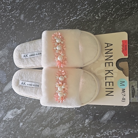 BRAND NEW ANNE KLEIN PLUSH PEARL FLOWER SLIPPERS - Picture 3 of 12